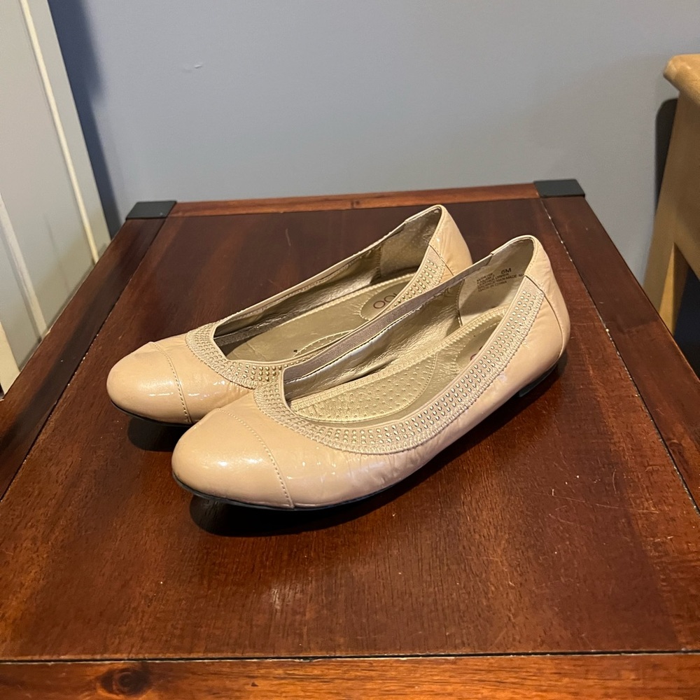 ME TOO KAILANI TAUPE PATENT LEATHER FLATS
